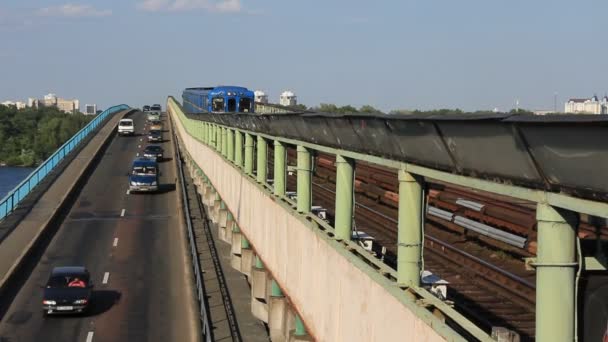 Comboio azul na ponte — Vídeo de Stock