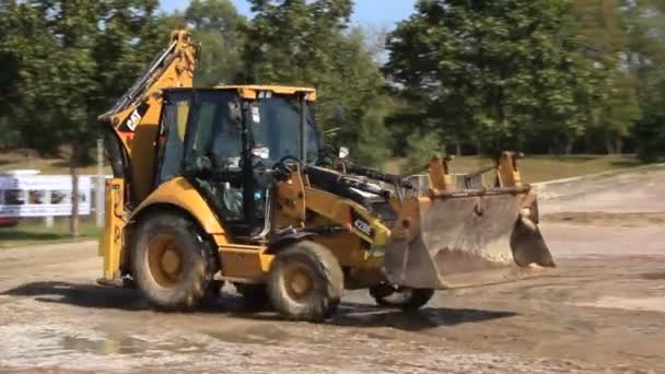 Tractor amarillo — Vídeo de stock