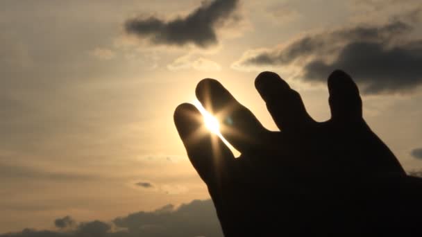 Το χέρι πιάνει ήλιο μέσα έναs γροθιά — Αρχείο Βίντεο