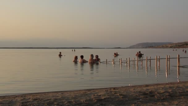 Bañarse en el Mar Muerto por la mañana, Israel — Vídeos de Stock