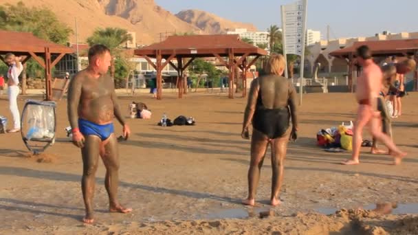 Купание в Мертвом море утром, Израиль — стоковое видео