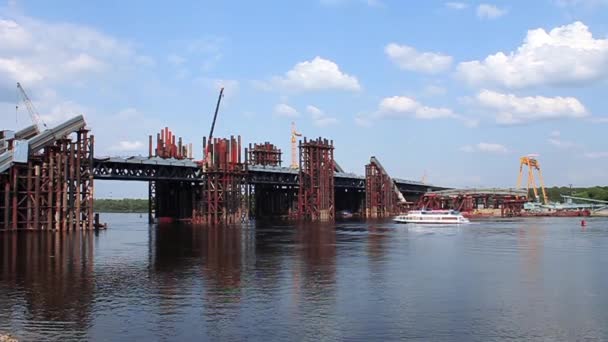 Grote drijvende kraan en varen op de rivier — Stockvideo