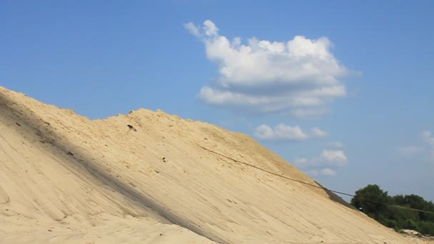 Плавучий кран разгружает песок — стоковое видео