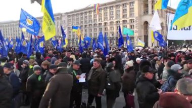Kiev, Ukrayna - toplantı içinde sokak kreschatik Caddesi