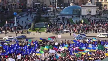 Kiev, Ukrayna - toplantı içinde sokak kreschatik Caddesi