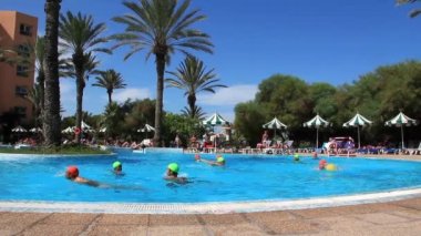 Spa. openlucht zwembad in het hotel