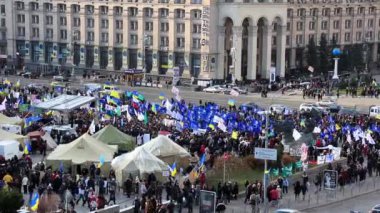 Kiev, Ukrayna - toplantı içinde sokak kreschatik Caddesi
