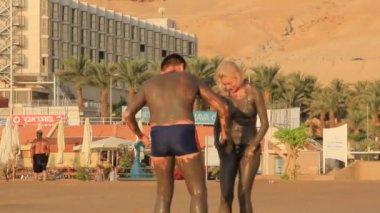 Ölü Deniz. çamur terapisi