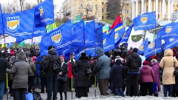 Киев, Украина - Уличная встреча на улице Крещатик — стоковое видео