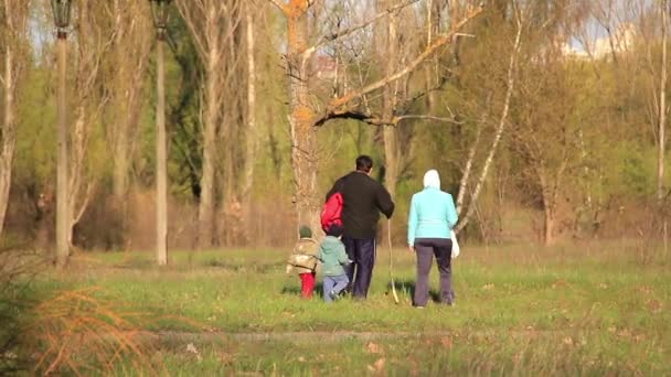 Familie in het bos — Stockvideo