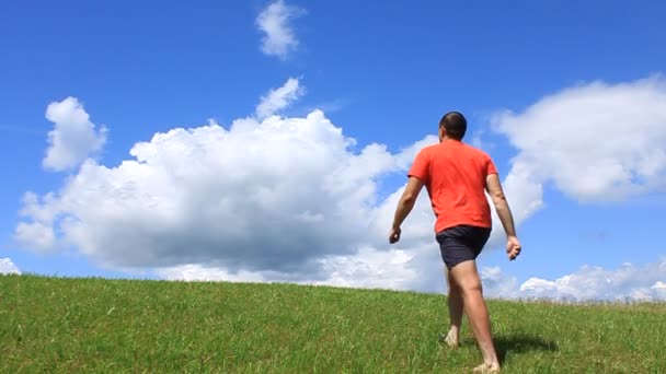 Junge im roten T-Shirt — Stockvideo