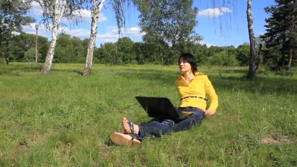 Mujer con cuaderno sobre la naturaleza — Vídeos de Stock