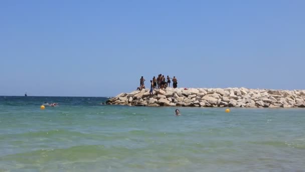 Tunisian boys on breakwater — Stock Video