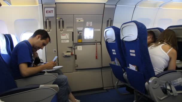 A bord de l'avion. Sortie d'urgence — Video