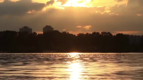 Coucher de soleil rouge sur la ville — Video