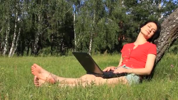 Mulher com caderno sobre a natureza — Vídeo de Stock