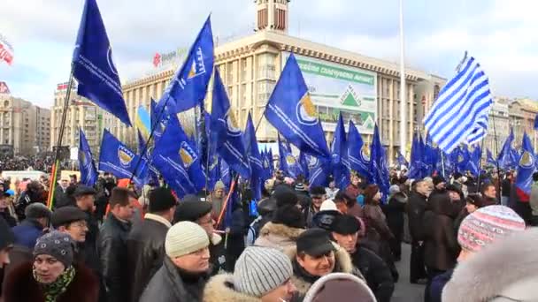 Киев, Украина - Уличная встреча на улице Крещатик — стоковое видео