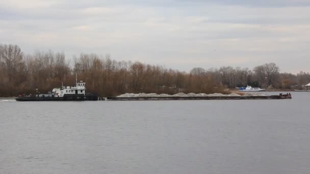 Péniche avec sable sur la rivière — Video