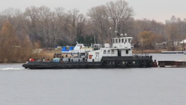 Péniche avec sable sur la rivière — Video