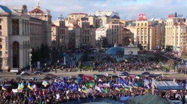 Kiev, Ukrayna - toplantı içinde sokak kreschatik Caddesi