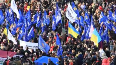 Kiev, Ukrayna - toplantı içinde sokak kreschatik Caddesi