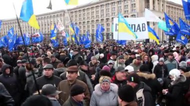 Kiev, Ukrayna - toplantı içinde sokak kreschatik Caddesi