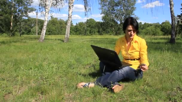 Mujer con cuaderno sobre la naturaleza — Vídeo de stock