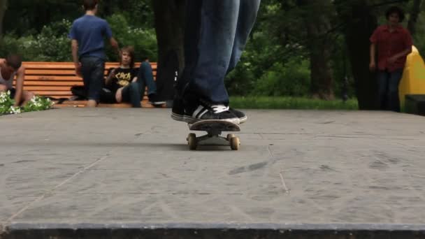 Åker skateboard — Stockvideo
