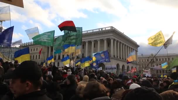 Киев, Украина - Уличная встреча на улице Крещатик — стоковое видео