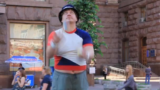 Уличный жонглёр — стоковое видео