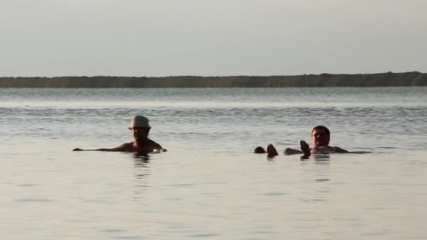 在早上，以色列在死海中洗澡 — 图库视频影像