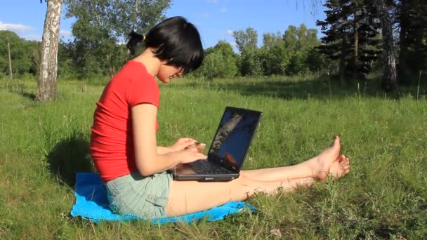 Kvinna med anteckningsboken på natur — Stockvideo