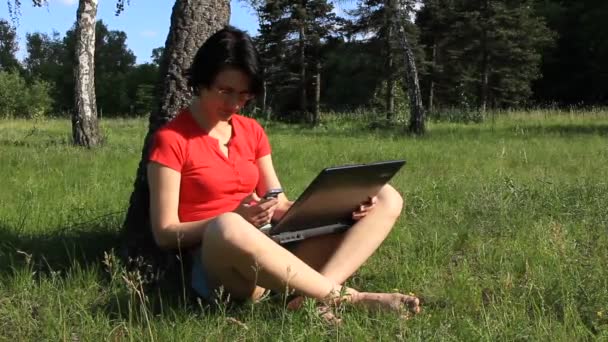 Γυναίκα με φορητό υπολογιστή σχετικά με τη φύση — Αρχείο Βίντεο