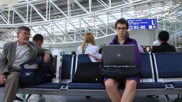 Fille à l'aéroport avec ordinateur portable — Video