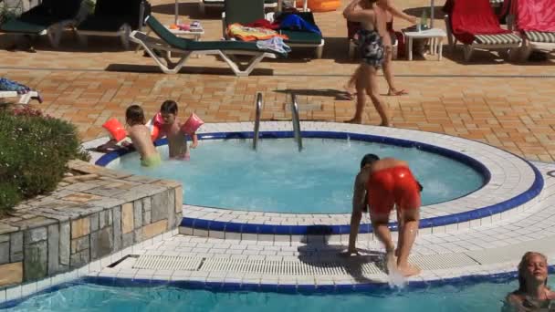 Piscina ao ar livre — Vídeo de Stock