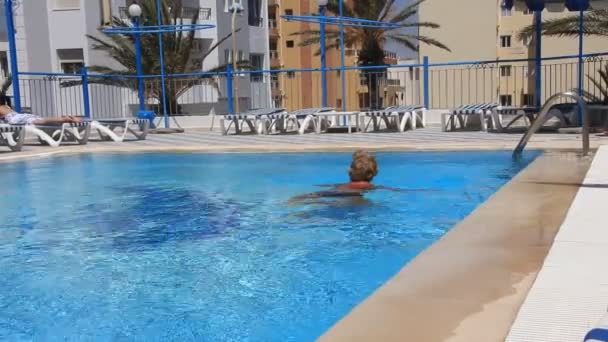 Piscina all'aperto — Video Stock