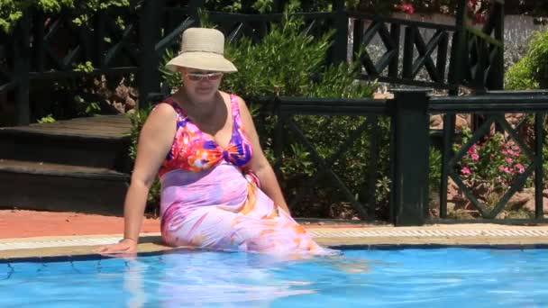 Mulher por piscina — Vídeo de Stock