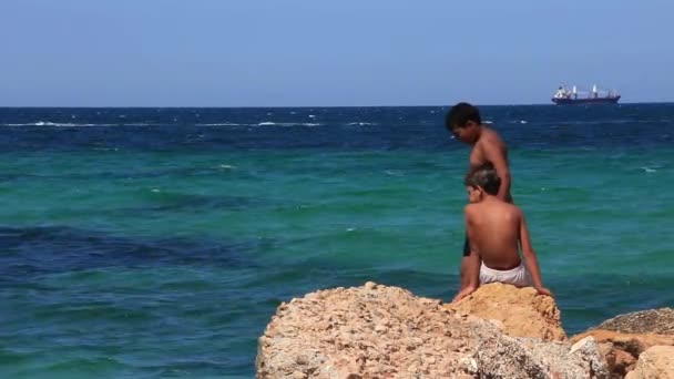 男孩和海 — 图库视频影像