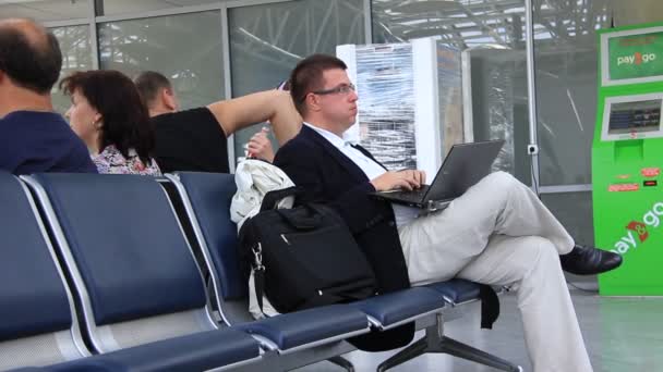 Hombre en el aeropuerto con portátil — Vídeos de Stock