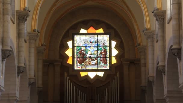 Finestra di vetro colorato. Chiesa della Natività a Betlemme, Israele — Video Stock