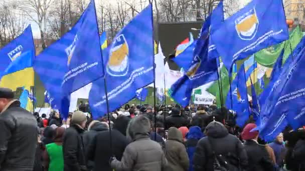 Kiev, Oekraïne - bijeenkomst in de straat kreschatik straat — Stockvideo