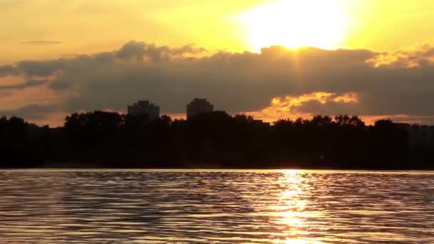 Şehrin üzerinde kızıl gün batımı — Stok video