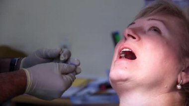 diş hekimi resepsiyonda