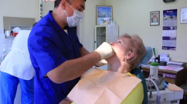 diş hekimi resepsiyonda