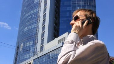 işadamı ile telefon