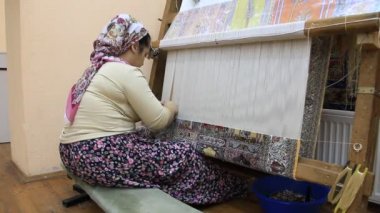 Halı dokuma. Türk kadını kendine bir ipek halı