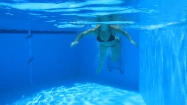 genç kadın bir havuza dalış