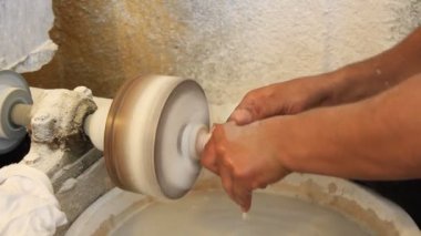 Bir makine aletinde oniks tedavisi. Parlatma