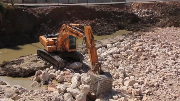 Grote graafmachine in steengroeve — Stockvideo