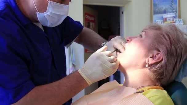 Прием у стоматолога — стоковое видео